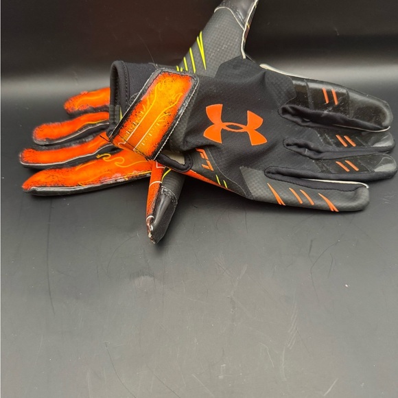 Under Armour UA F7 Men’s Football Gloves w/Gluegrip Size LG Limited Edition- EUC - Picture 1 of 13